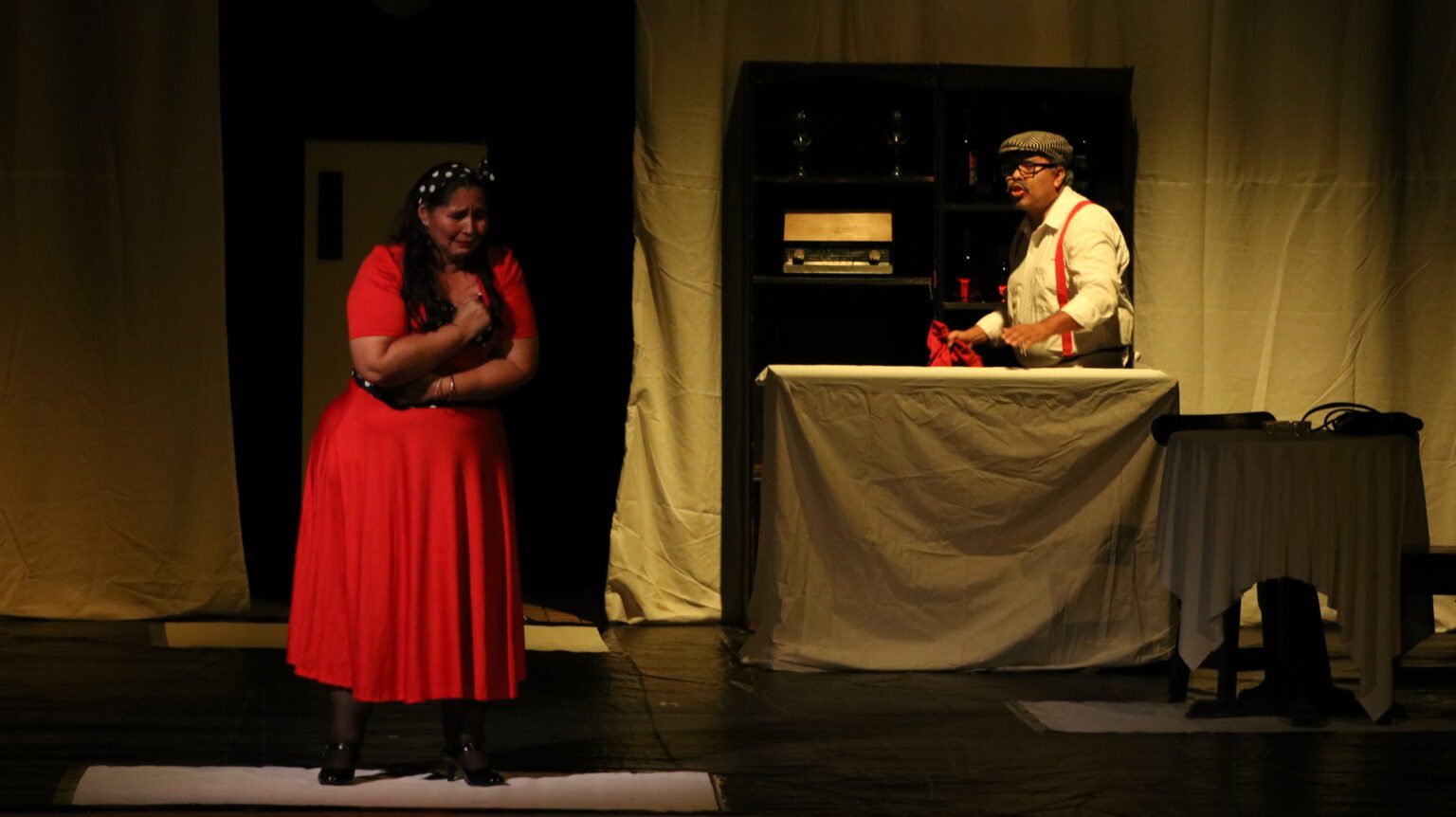 LA MUJER QUE LLEGABA A LAS SEIS El Teatro Vive